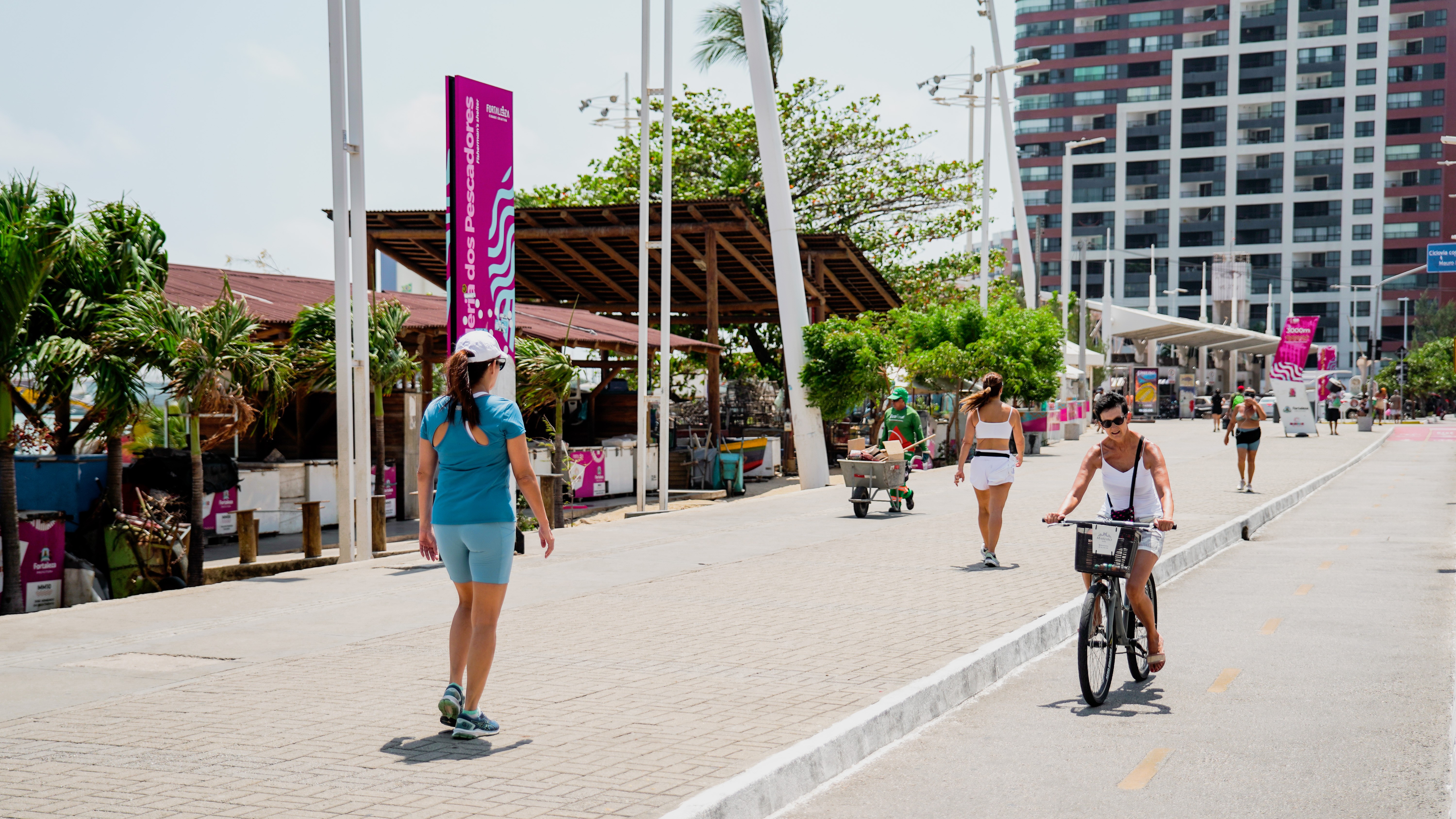 imagem do calçadão da beira-mar, com uma mulher caminhando